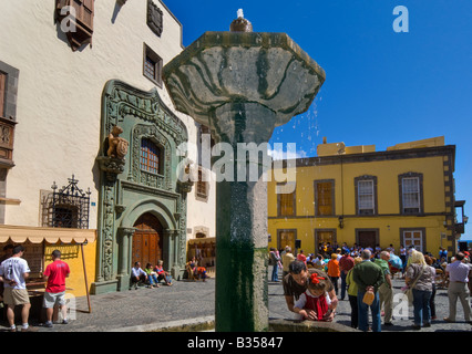 `CASA DE COLON Brunnen Sonntag Straßenmarkt und Musik in der historischen Altstadt von Vegueta mit Casa de Colón und Brunnen. Las Palmas, Kanarische Inseln, Spanien Stockfoto